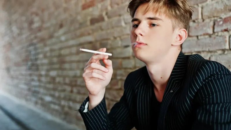 Adolescentes que usam maconha podem desenvolver psicose e bipolaridade