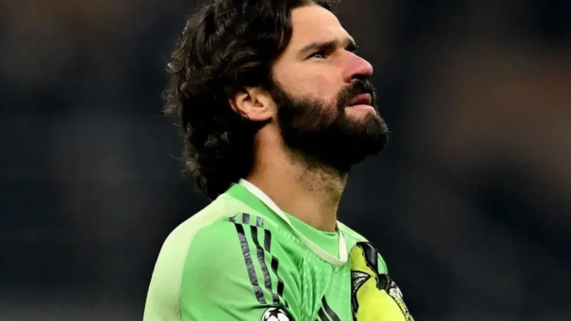 Alisson se pronuncia após corte da seleção por lesão: ‘Fora por um tempo’