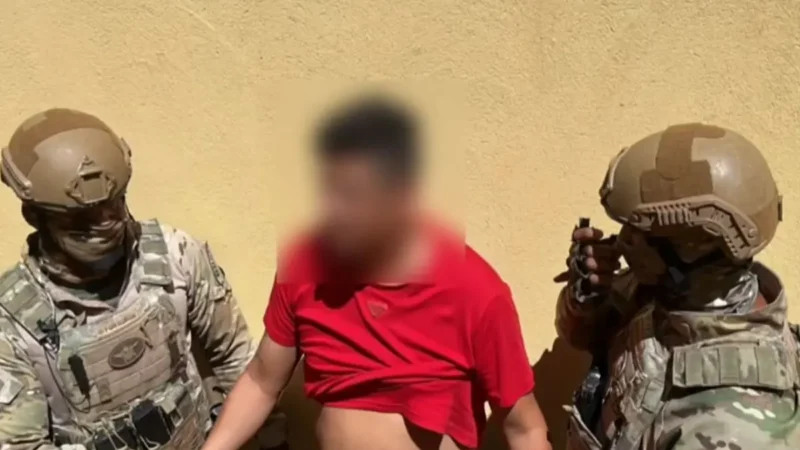 Após bate-boca em bar, homem joga mulher para fora de carro e prende filhos em casa