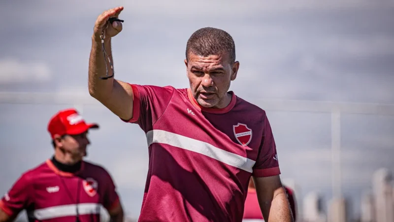 Após eliminação na Copa do Brasil, Vila Nova demite técnico Umberto Louzer