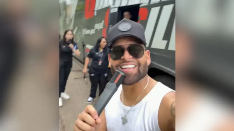 Assista: goiano fica preso em congestionamento e decide fazer show na BR-040