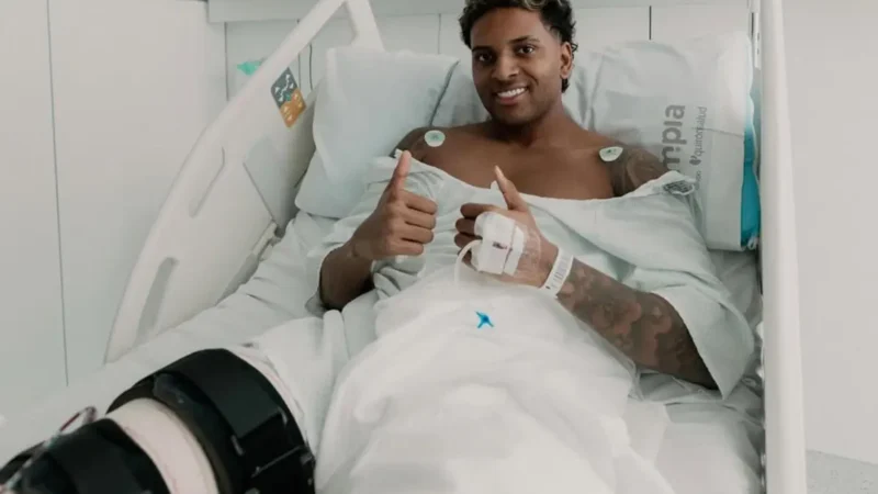 Atacante Rodrygo realiza cirurgia no ligamento cruzado do joelho
