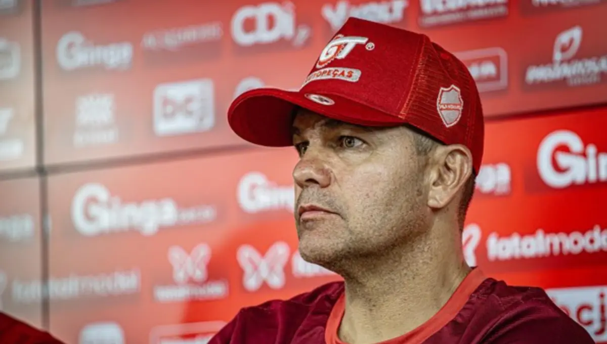 Baixo aproveitamento e a falta de vitórias nos clássicos. O que motivou a demissão de Umberto Louzer no Vila Nova