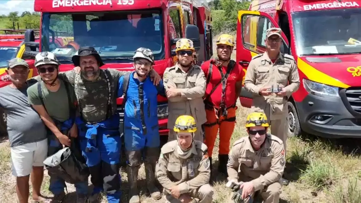 Biólogo da UFMG é resgatado após queda em caverna de Goiás