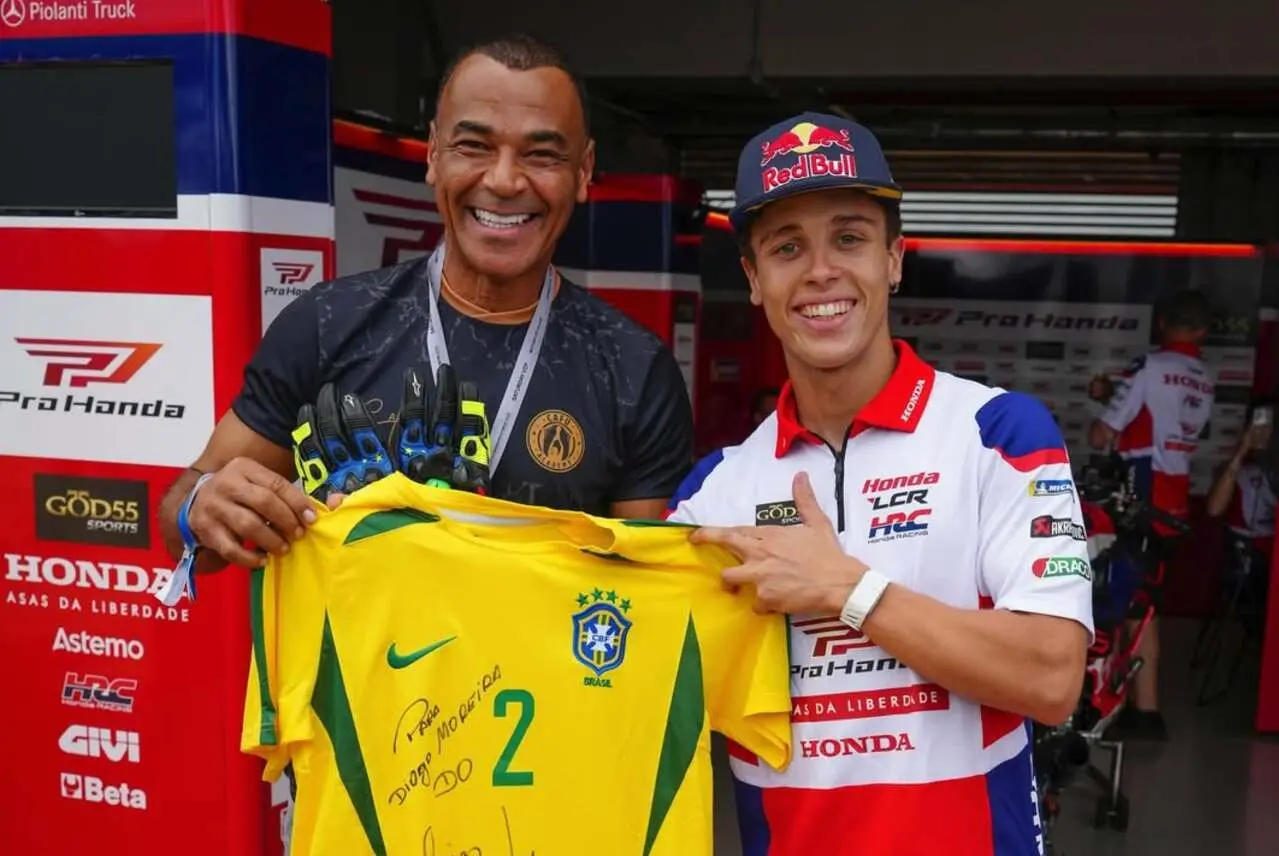 Cafu e Diogo Moreira se encontram em Goiânia e trocam presentes na MotoGP