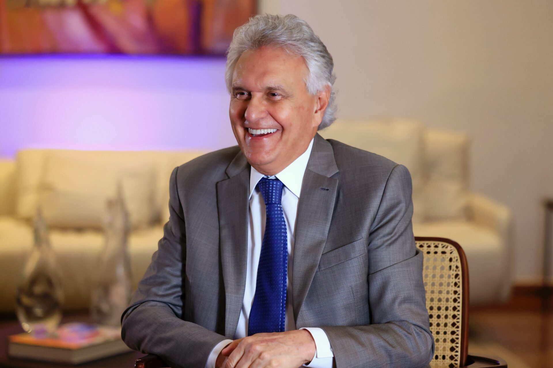 Caiado sanciona reajuste de 5,4% a professores estaduais