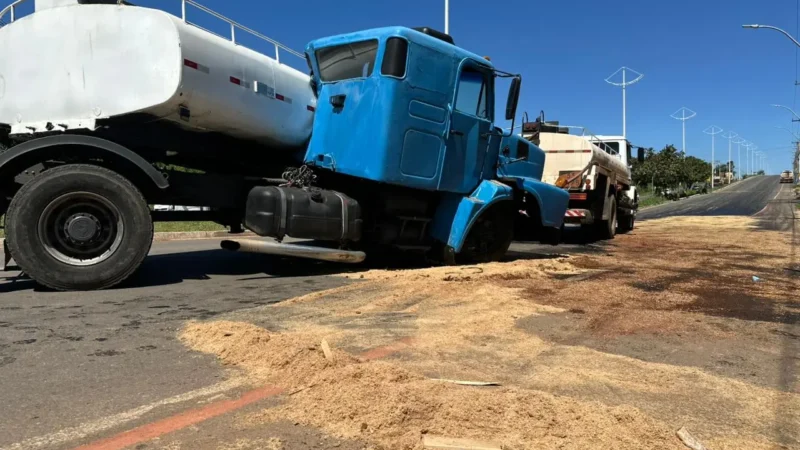 Caminhão fica atravessado na pista, derrama diesel e provoca interdição de avenida em Senador Canedo