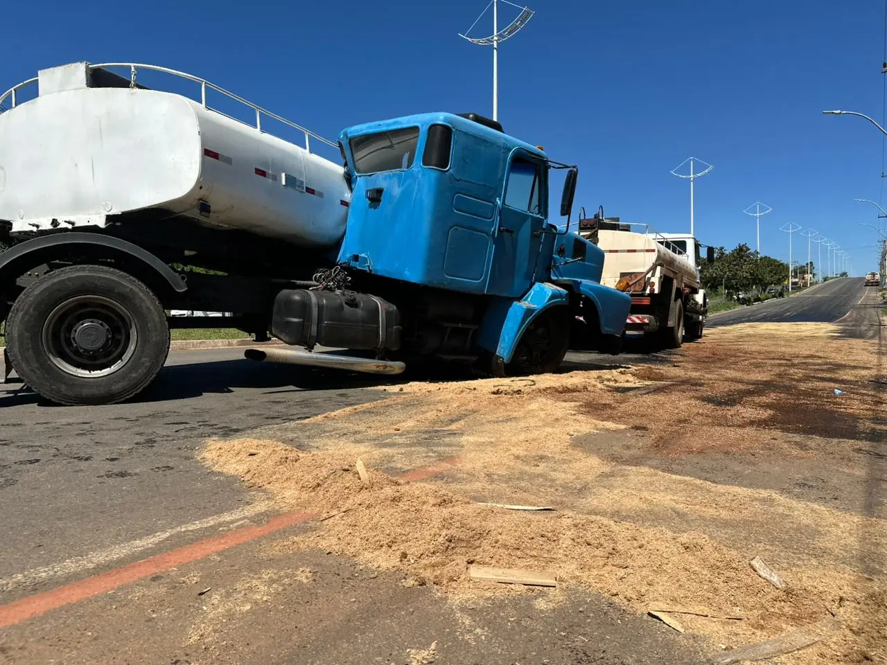 Caminhão fica atravessado na pista, derrama diesel e provoca interdição de avenida em Senador Canedo