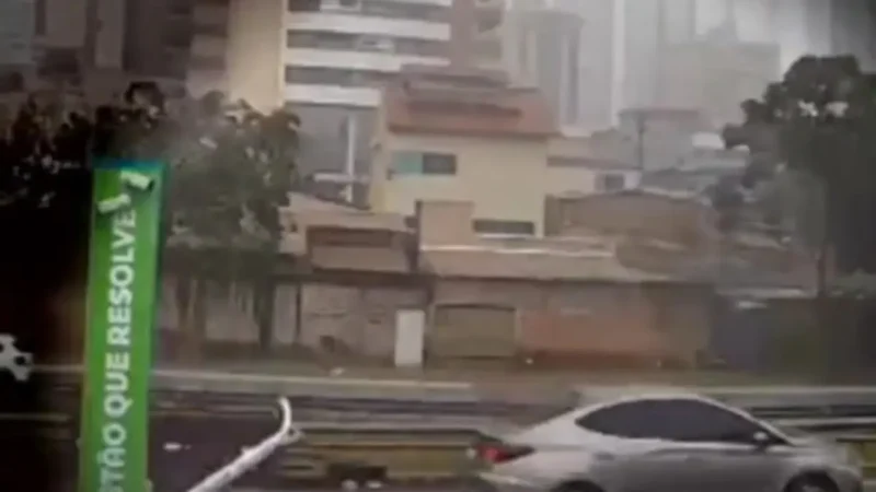 Cancela automática é derrubada por carro dias após sistema ser acionado pela primeira vez na Marginal Botafogo, em Goiânia