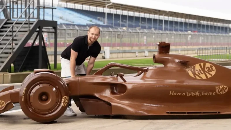 Carro de F1 feito de chocolate é exposto em Silverstone