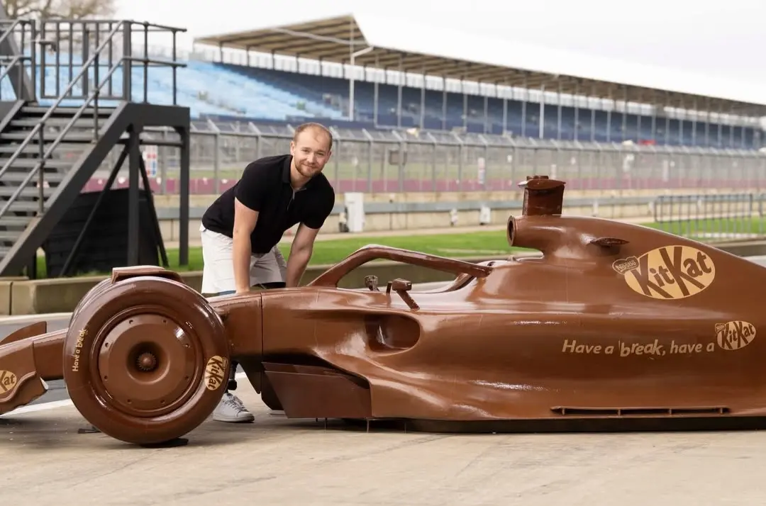 Carro de F1 feito de chocolate é exposto em Silverstone