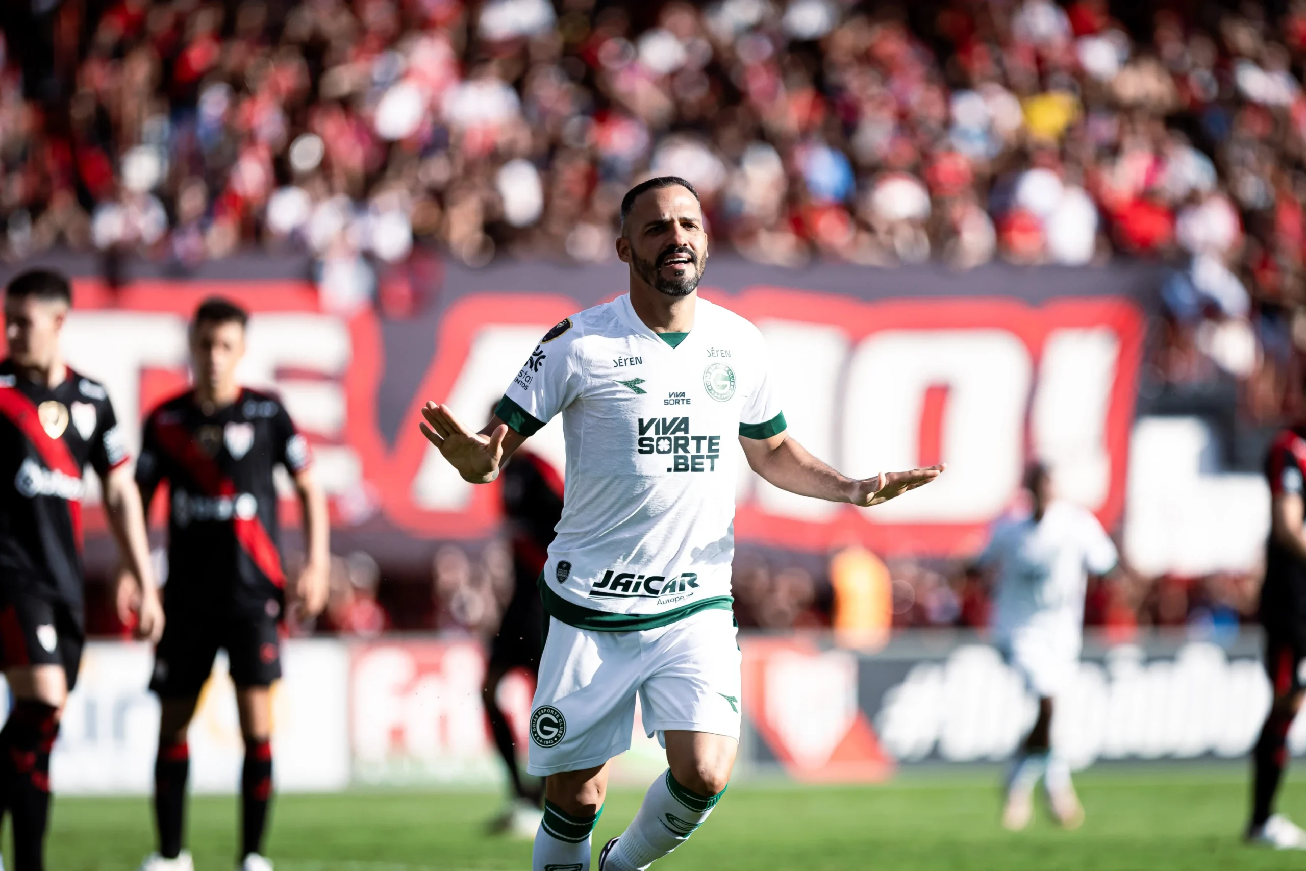 Com gols decisivos, Anselmo Ramon vira protagonista no Goiás