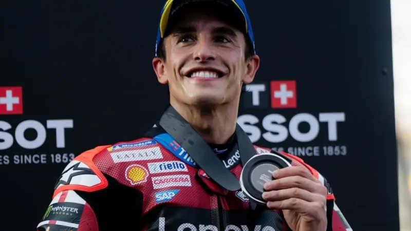 Em clima descontraído, heptacampeão da MotoGP, Marc Márquez tenta tocar berrante antes da prova em Goiânia