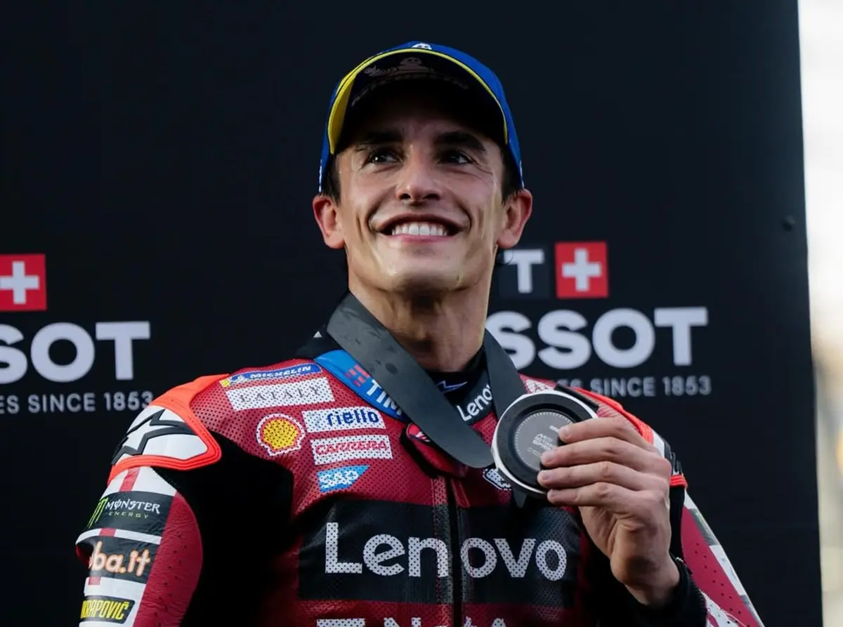Em clima descontraído, heptacampeão da MotoGP, Marc Márquez tenta tocar berrante antes da prova em Goiânia