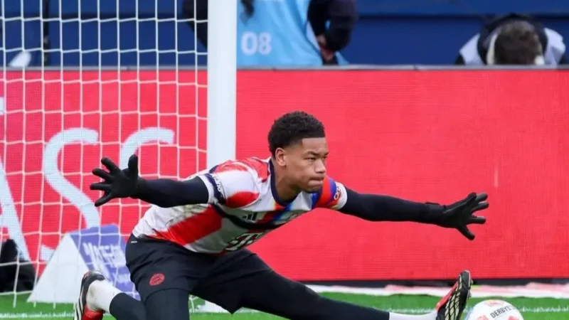 Em crise de goleiros, Bayern precisará de autorização de trabalho juvenil para ter joia da base em campo