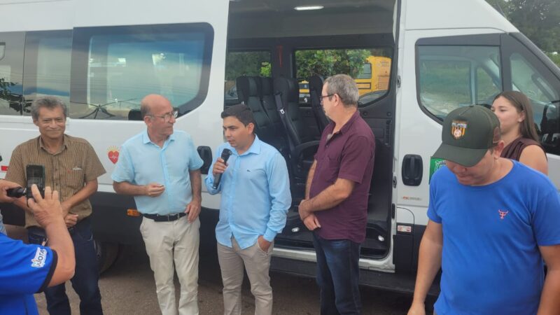 Entregue por Rubens Otoni veículo van para transporte de pacientes
