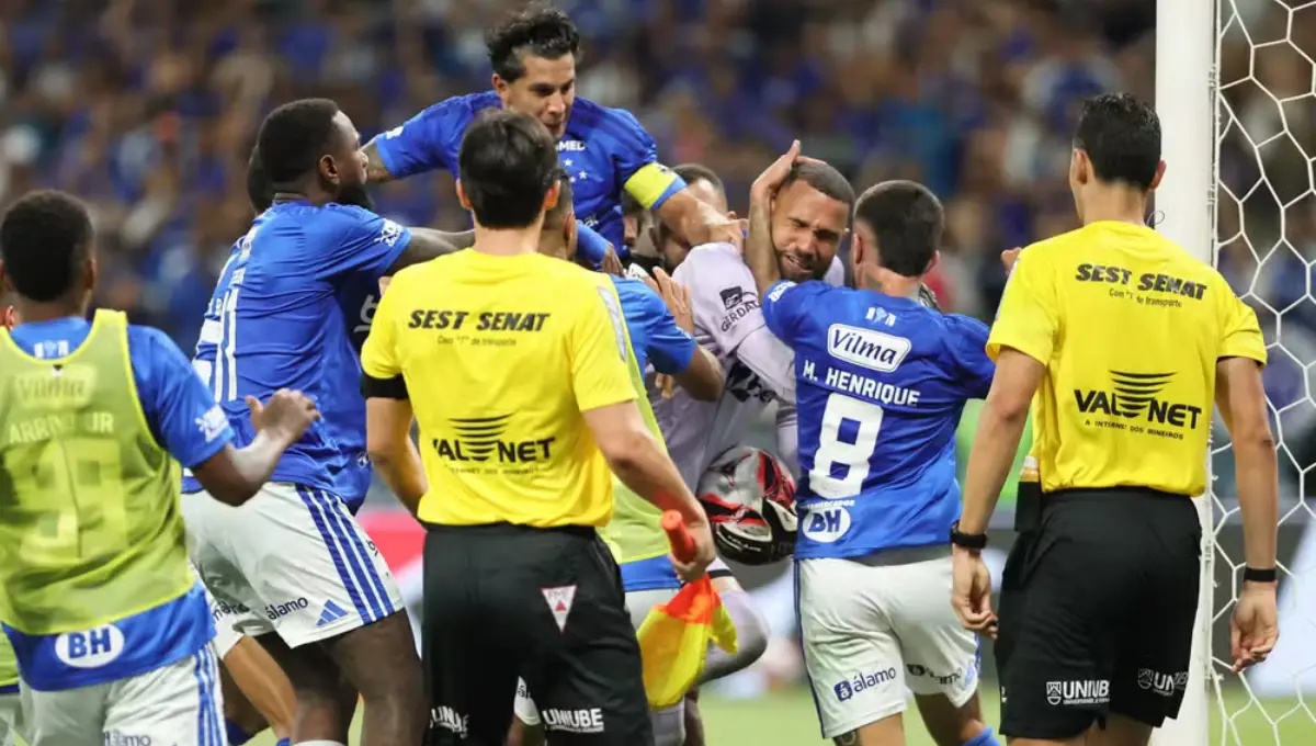 Final do Mineiro tem título do Cruzeiro e 23 expulsões