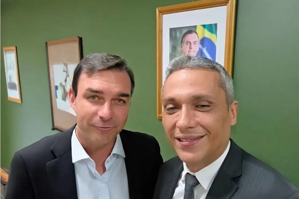 Flávio Bolsonaro confirma presença em ato de Gayer em Goiânia 