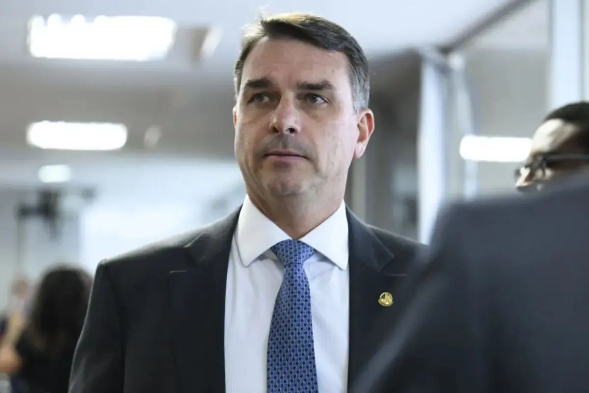 Flávio afirma que condução da economia em um governo seu será parecida com a do pai