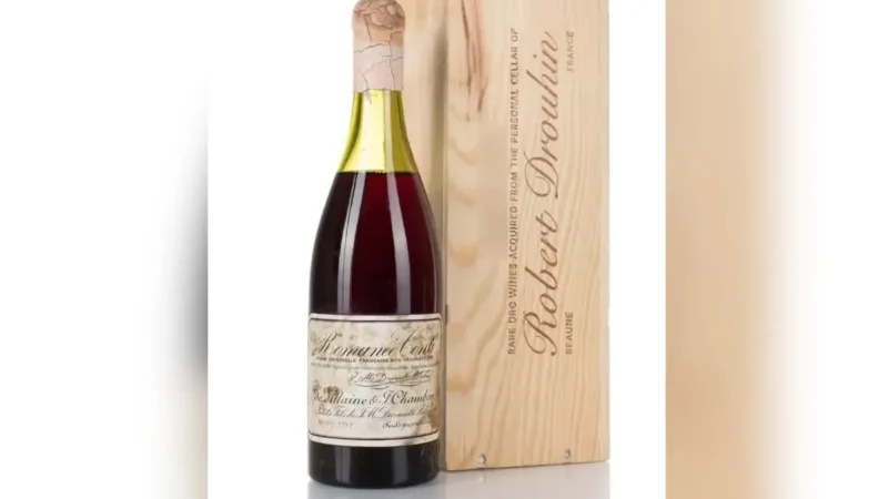 Garrafa de vinho francês de 1945 se torna a mais cara da história a ser vendida em leilão