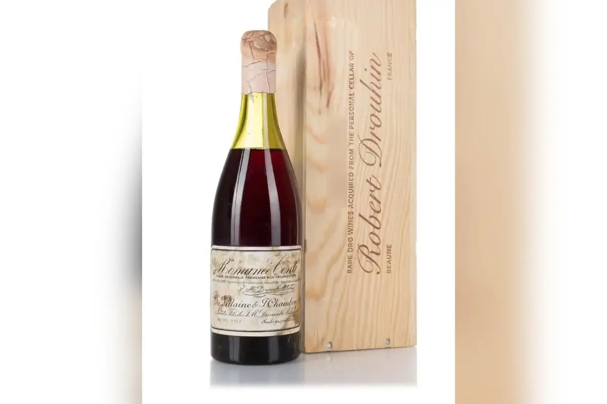 Garrafa de vinho francês de 1945 se torna a mais cara da história a ser vendida em leilão