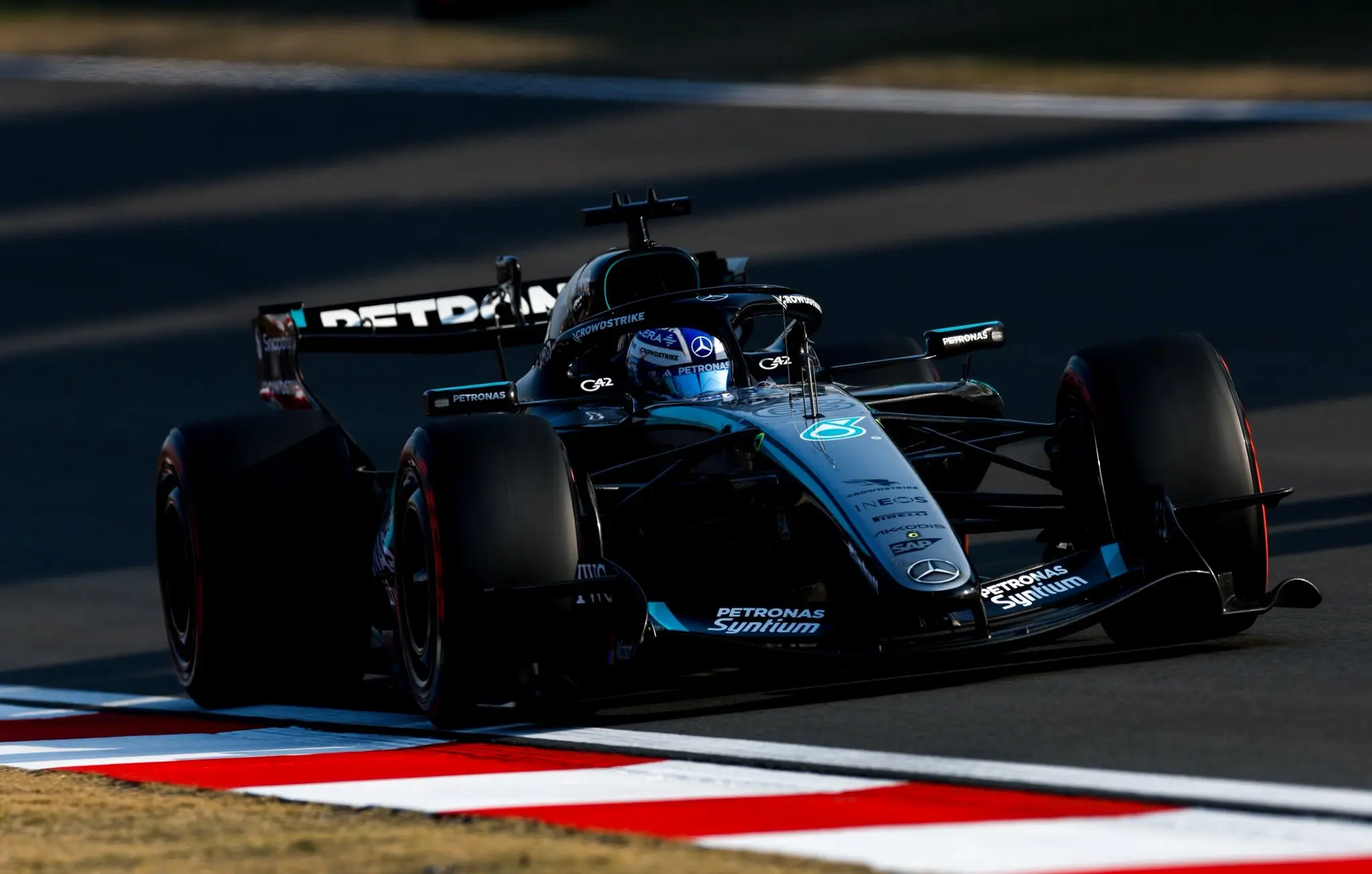 George Russell vence primeira corrida sprint da temporada; Gabriel Bortoleto é o décimo terceiro