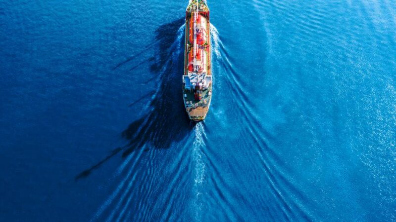 Seguro marítimo caro e medo paralisam petroleiros no estreito de Ormuz