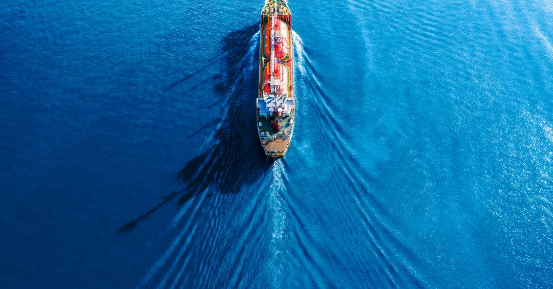 Seguro marítimo caro e medo paralisam petroleiros no estreito de Ormuz