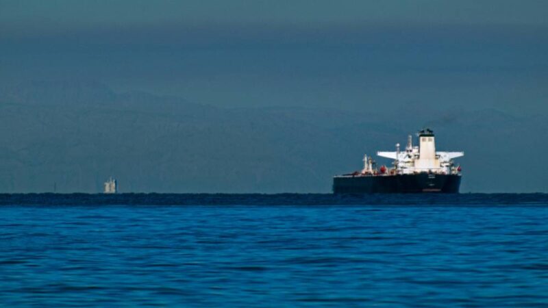 Irã fecha Estreito de Ormuz e alerta que incendiará qualquer navio que tentar passar