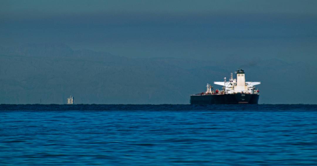Irã fecha Estreito de Ormuz e alerta que incendiará qualquer navio que tentar passar
