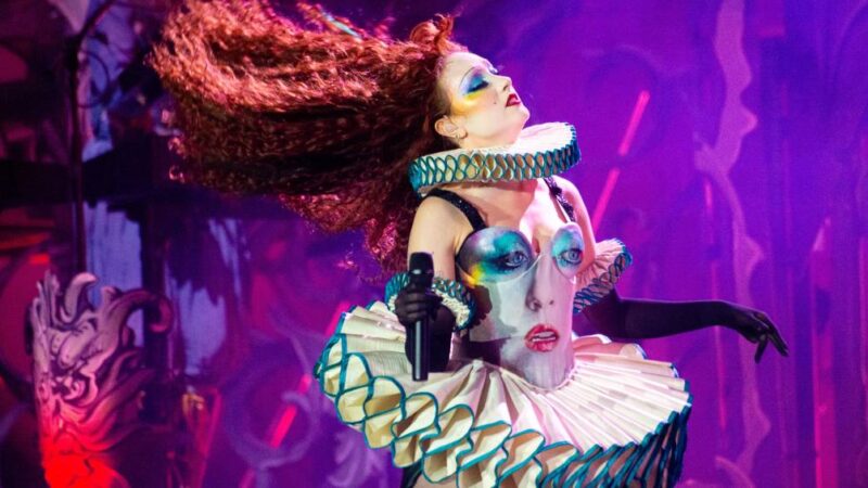 Chappell Roan ignora polêmica e é ovacionada no Lollapalooza 2026