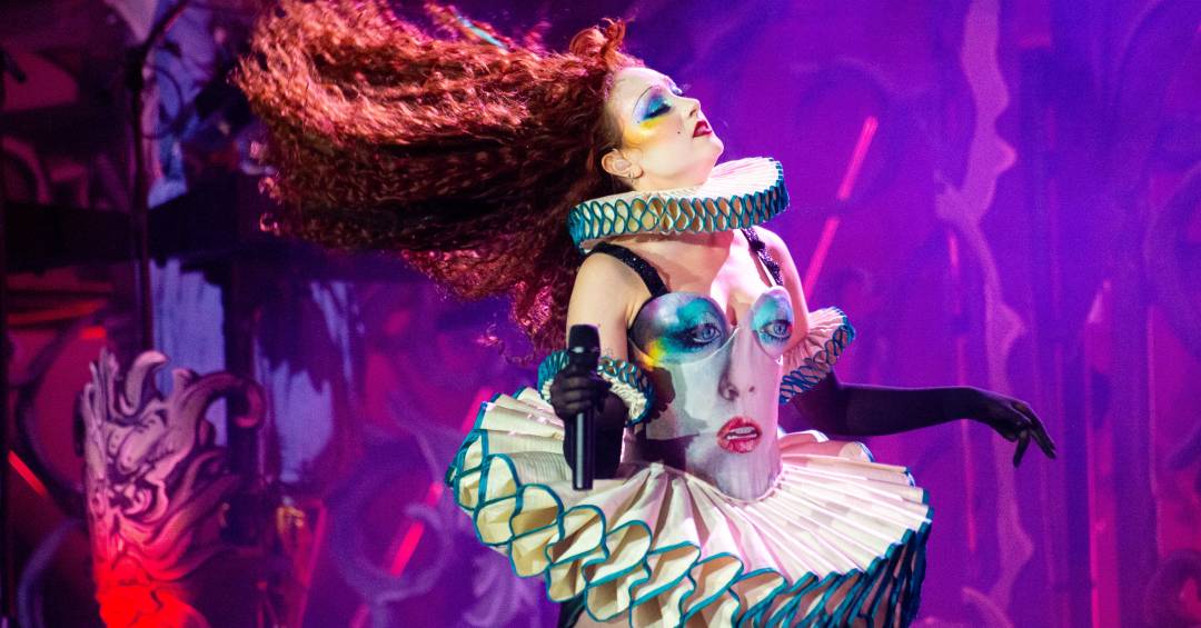 Chappell Roan ignora polêmica e é ovacionada no Lollapalooza 2026