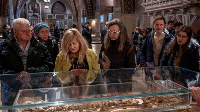 O santo da Igreja Católica que conversa com os problemas de hoje