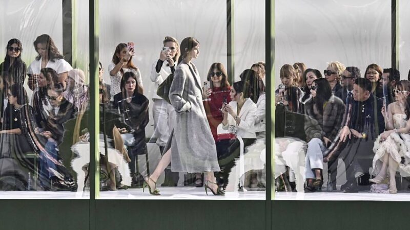 Em meio à guerra no Oriente Médio, Paris não muda calendário e aposta na consolidação criativa