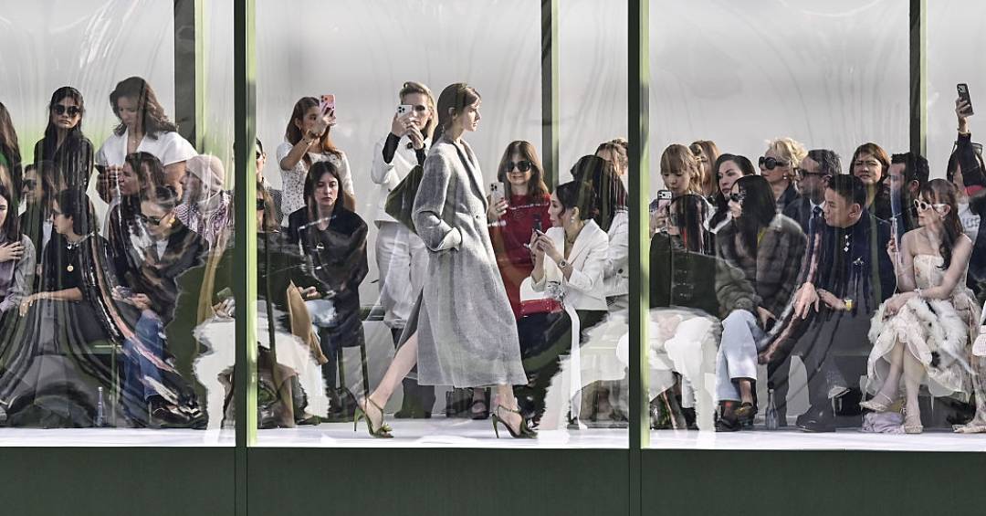 Em meio à guerra no Oriente Médio, Paris não muda calendário e aposta na consolidação criativa