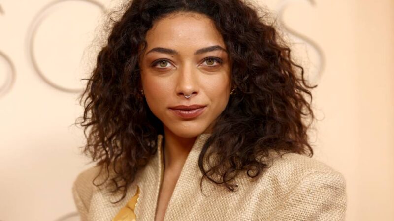 O significado do broche usado por Alice Carvalho no Oscar 2026