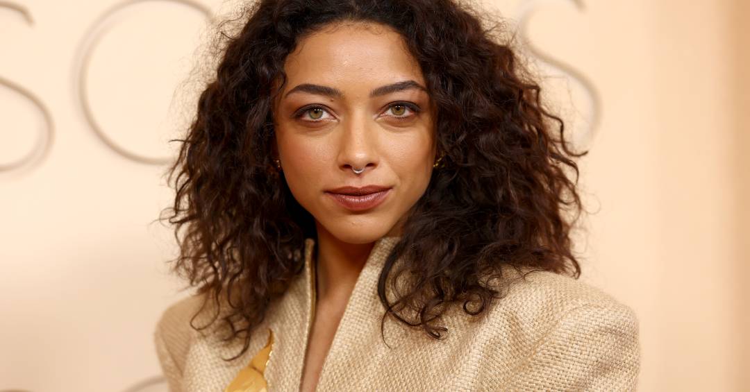 O significado do broche usado por Alice Carvalho no Oscar 2026