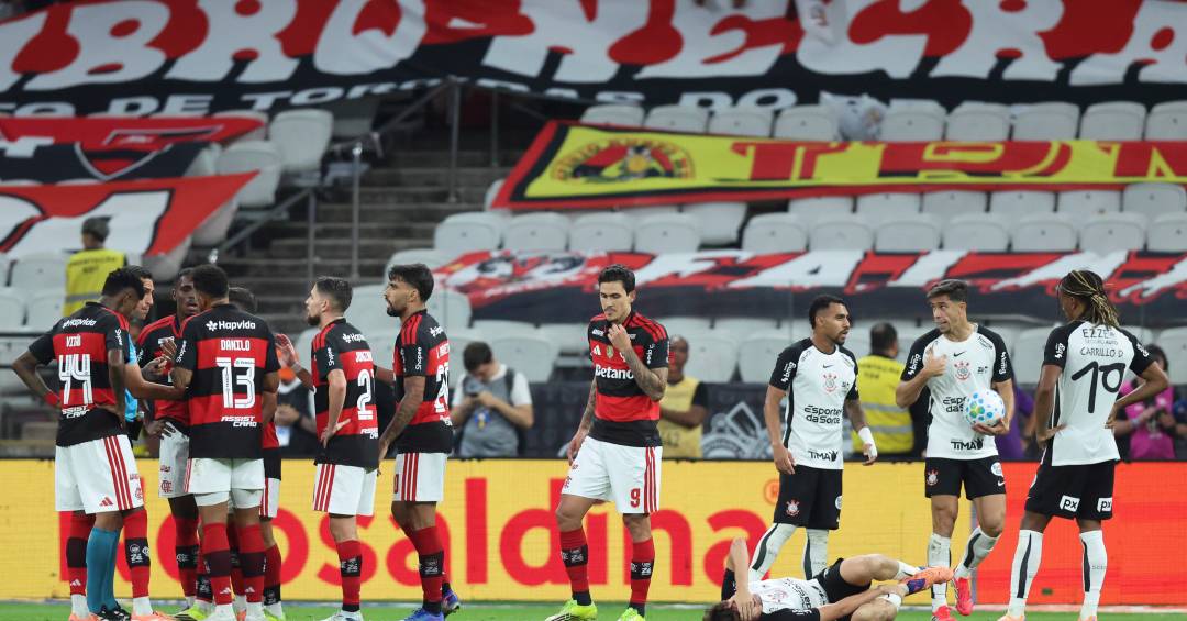 Expulsão em Corinthians x Flamengo divide opiniões nas redes sociais: ‘Foi rigoroso’