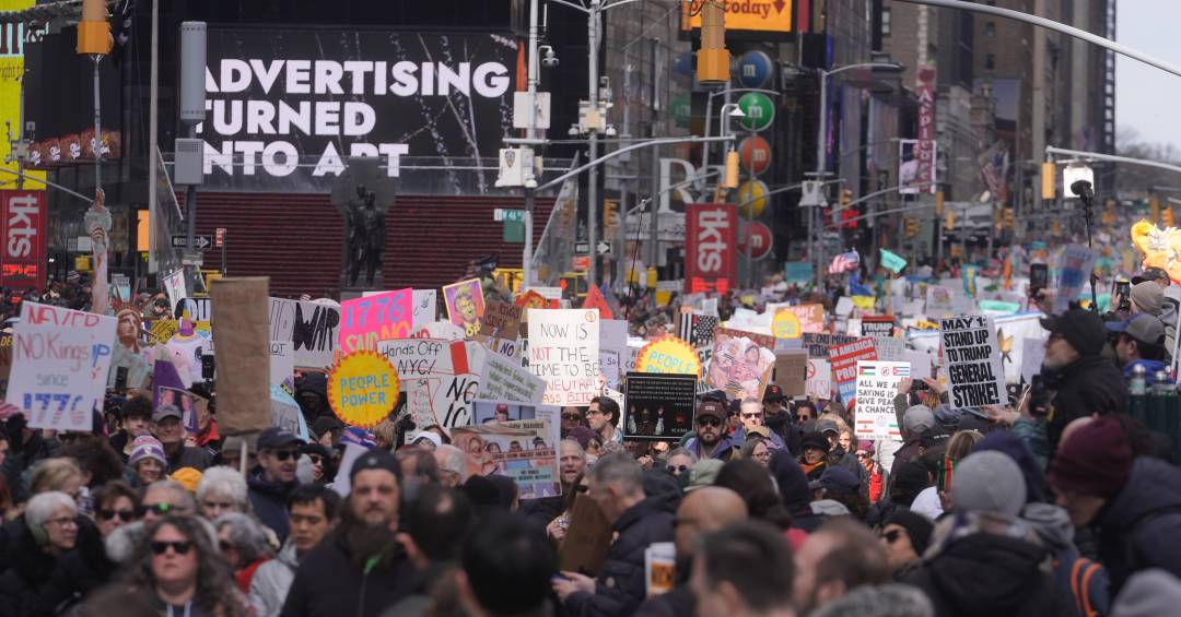 ‘No Kings’: milhões vão às ruas nos EUA em dia de protestos contra Donald Trump