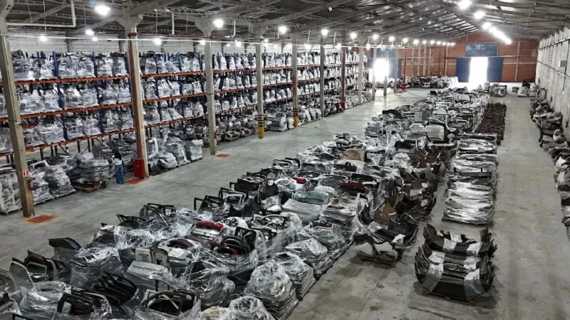 Goiás prensa 150 toneladas de veículos e peças irregulares