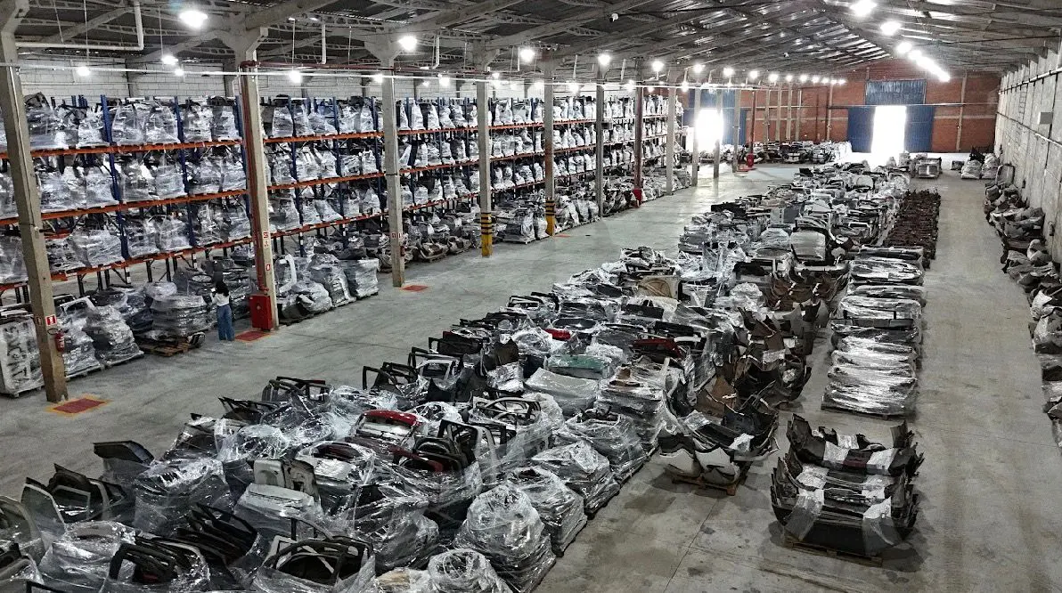 Goiás prensa 150 toneladas de veículos e peças irregulares