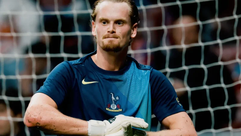 Goleiro do Tottenham falha duas vezes e é substituído na Champions após sofrer três gols em 15 minutos