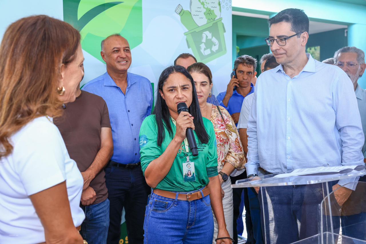 Gracinha Caiado participa de entrega de caminhões do Recicla Goiás