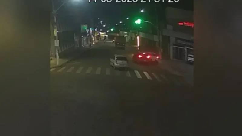 Homem persegue ex-namorada e bate de propósito no carro em que ela estava, em Palmeiras de Goiás