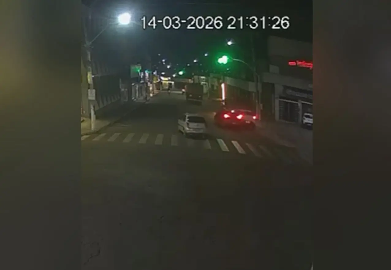 Homem persegue ex-namorada e bate de propósito no carro em que ela estava, em Palmeiras de Goiás