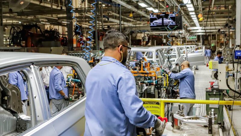 Indústria reduz planos de investimento para 2026, mostra CNI