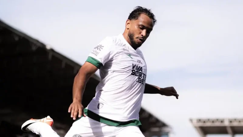 Lourenço sofre lesão no tornozelo e desfalca Goiás por tempo indeterminado