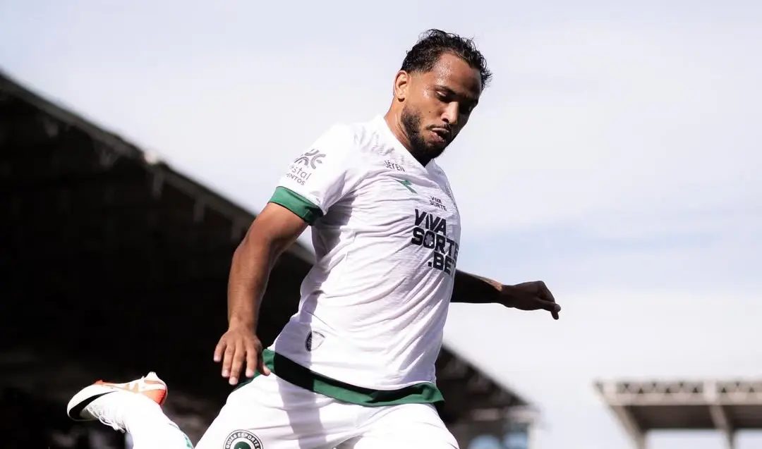 Lourenço sofre lesão no tornozelo e desfalca Goiás por tempo indeterminado