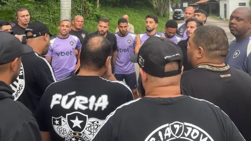 Membros de torcida organizada intimidam jogadores e dirigentes do Botafogo no CT Lonier