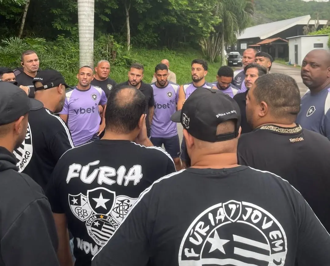 Membros de torcida organizada intimidam jogadores e dirigentes do Botafogo no CT Lonier